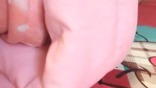 两个女人用震动棒探索他们的性欲