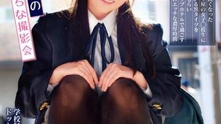 警察勾引少女Selma进行狂野的性爱