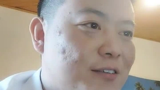 大学生在狂野的跨种族场景中接受大鸡巴