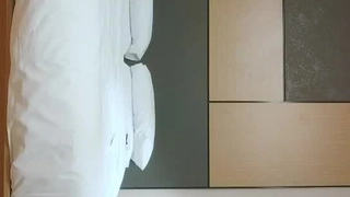 我的朋友乱交导致与她和她的男朋友在大学宿舍进行三人行