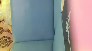 剃光和穿着内衣的学生在自制视频中展示她的身体