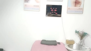 你好呀亲爱的！ 你愿意做我的老板吗？ 我是最听话的秘书！ 我会听从你的命令。 我很顺从，有点害羞。 我可以吮吸阴茎——这对我的工作很重要。 我可以不穿内裤工作，让你感觉良好。 如果你愿意，我可以赤身裸