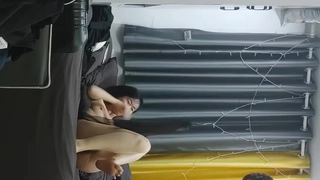 孤独的风骚少妇，黑丝露脸诱惑对着镜头抠弄骚穴，逼逼都抠大了，大号粗茄子抽插骚穴，高潮喷水，精彩又刺激