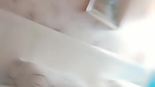 小巧的女同性恋在宿舍房间里变得淘气