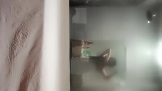 女主在绑住的奴隶旁手淫