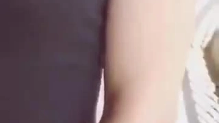 年轻可爱的女孩在宿舍里沉迷于感性的独奏游戏
