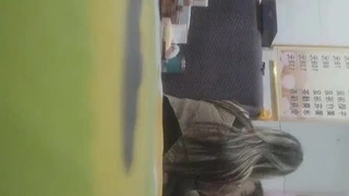 天真的少女在镜头前享受自己